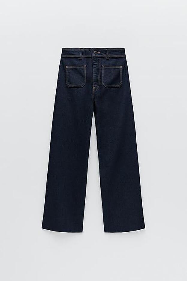 Vaqueros en denim oscuro de la nueva colección de primavera de Zara (29,99 euros)