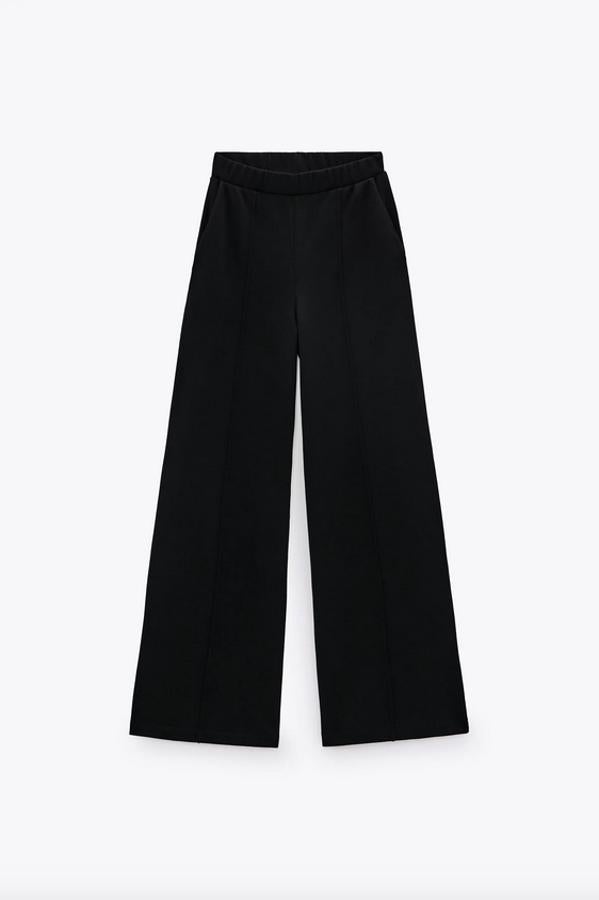 Confeccionado con al menos un 75% de algodón orgánico, este pantalón de tiro alto, con cintura elástica y detalle de costura frontal marcada está disponible en Zara en beige, malva o negro y cuesta 17,95 euros. Podemos encontrarlo en las tallas S, M y L.