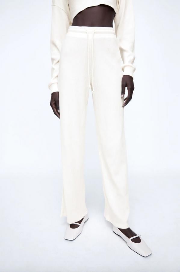 En crudo, rosa empolvado o negro, este pantalón de canalé de tiro alto con cintura elástica ajustable con cordones y perneras anchas es de Zara y podemos encontrarlo en las tallas S, M y L por 17,95 euros.