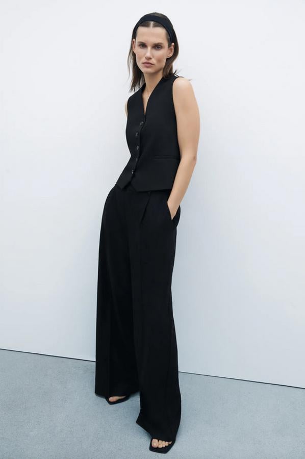 De tiro alto y pernera recta, este pantalón ancho masculino de Zara con bolsillos laterales y cierre frontal de cremallera, botón interior y trabilla viene en color negro y podemos encontrarlo entre las tallas XS y XL por 25,95 euros.