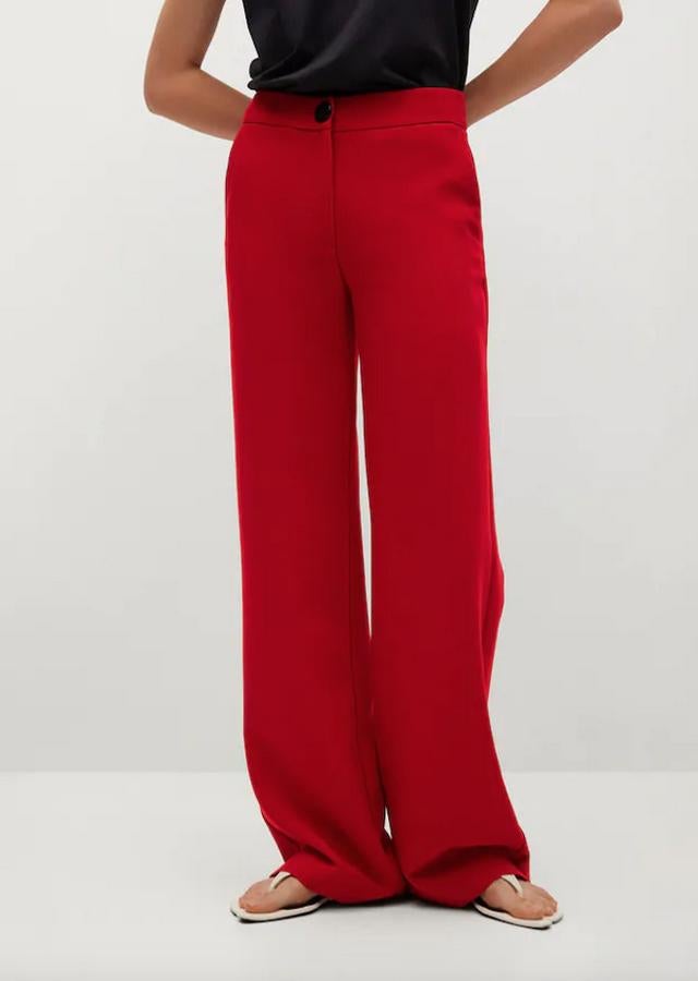 En tejido fluido, con tiro alto y perneras anchas rectas, este pantalón palazzo de Mango que podemos encontrar en crudo, rojo y negro tiene un precio de 29,99 euros y está disponible entre las tallas 34 y 42 solo en la web de la firma.