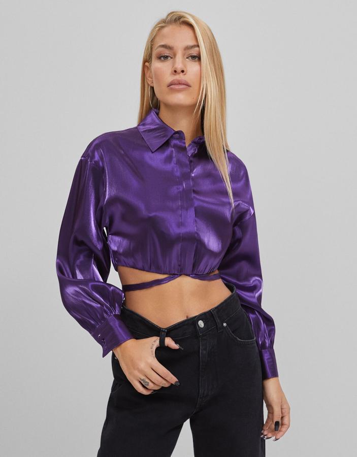 Camisa cropped satinada de manga larga, de Bershka (3,99 €)