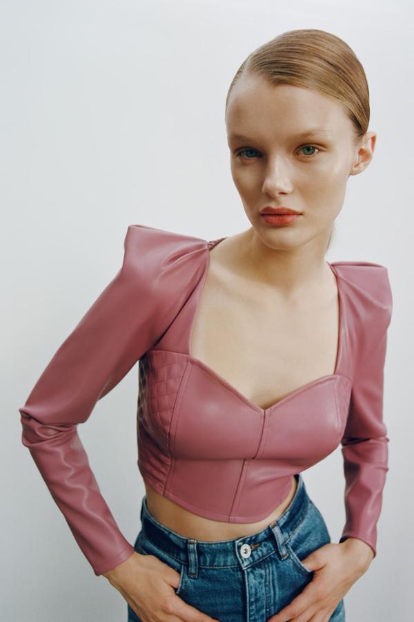 Cuerpo de efecto piel con manga larga y hombreras abullonadas, de Zara (7,99 €).