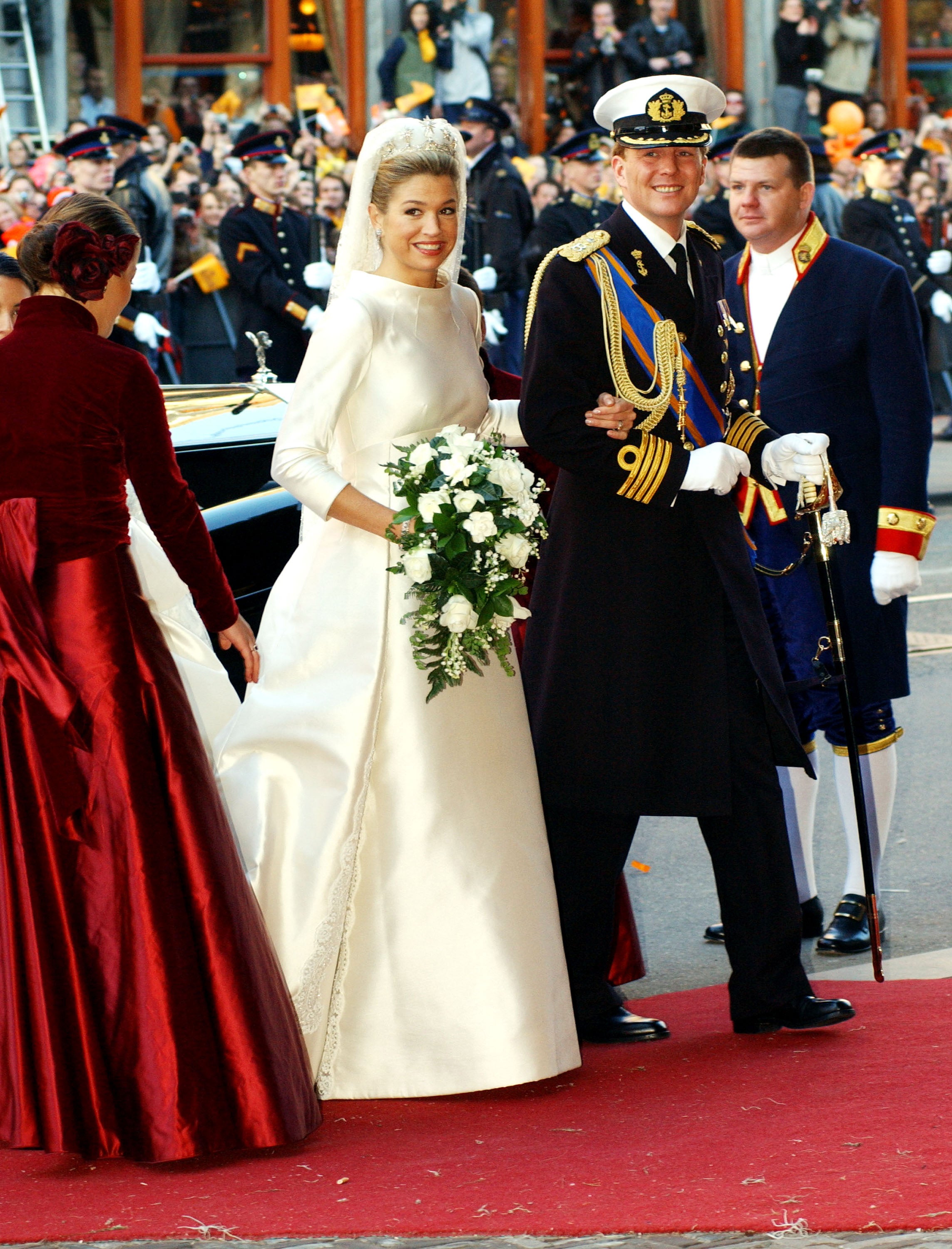 Máxima Zorreguieta y Guillermo de Holanda se casaron el 2 de febrero de 2002 en Ámsterdam., después de dos años de noviazgo.  Como ya te contamos aquí , la pareja se conoció en la primavera del 2000 en la Feria de Abril de Sevilla, cuando la argentina salía con un 'broker' de bolsa alemán afincado en Nueva York. Al principio, a ella el príncipe holandés le pareció un tanto bobo, pero cambió de opinión meses después cuando, ya soltera, volvieron a coincidir en una cena en la Gran Manzana.