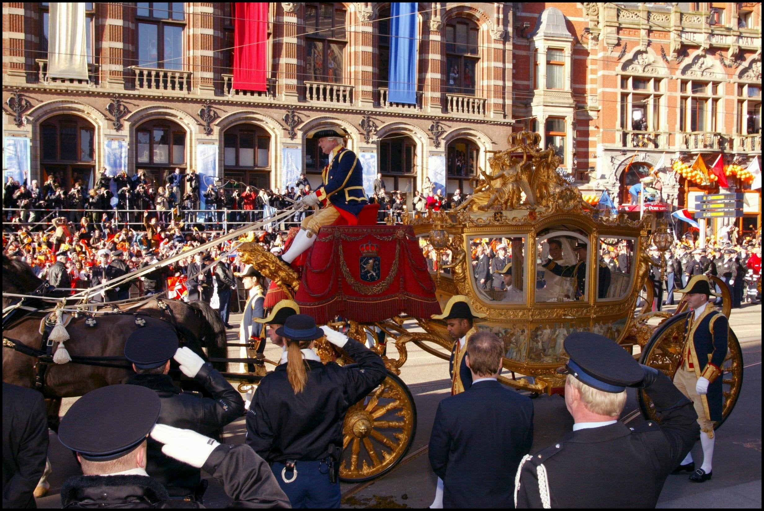 Tras la ceremonia religiosa, los recién casados dejaron Niewe Kerk acompañados del repique de las campanas y los honores de la guardia real, para emprender un recorrido por el centro de Ámsterdam en la conocida como Carroza de Oro, un carruaje ricamente ornamentado y recubierto de hoja de oro que recibió como regalo por su coronación la Reina Guillermina en 1989 y que estaba tirado por seis caballos, ya que solo puede llevar ocho cuando viaja en él la Reina.