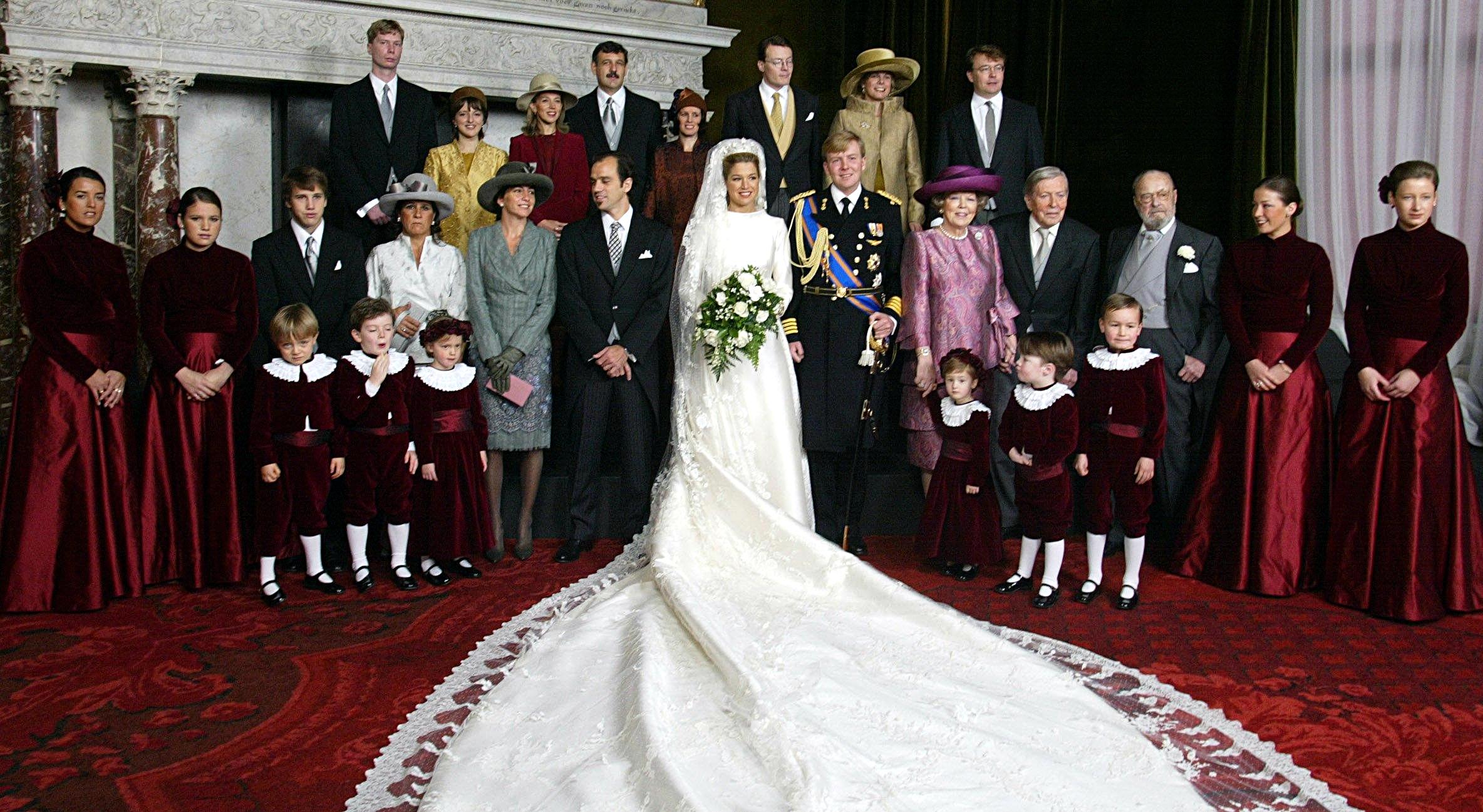 En la foto de familia de la boda de Máxima y Guillermo había dos grandes ausencias: los padres de la novia, a quienes el parlamento holandés prohibió asistir por la vinculación de Jorge Zorreguieta al régimen del General Videla (fue secretario de Agricultura y Ganadería durante la dictadura). Los que sí acompañaron a Máxima fueron sus hermanos (Martín, Dolores, Inés y Juan), su madrina (Marcela Cerrutti), y la hermana menor de su madre.