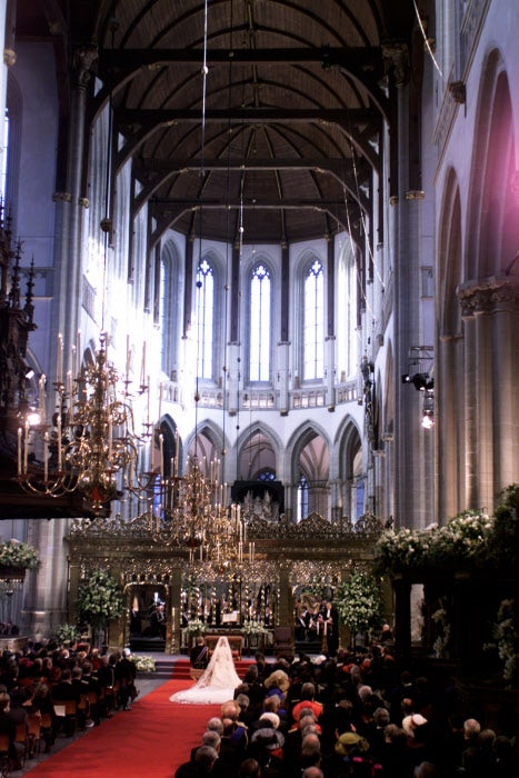 La ceremonia religiosa de la boda de Máxima y Guillermo de Holanda se celebró en la Catedral Nueva de Ámsterdam (Nieuwe Kerk) ante una representación de todas las casas reales europeas. Durante todo el oficio, la novia, muy emocionada contuvo las lágrimas. Sin embargo, no pudo evitar echarse a llorar cuando sonó al bandoleón argentino el 'Adiós, Nonino' de Piazzola.