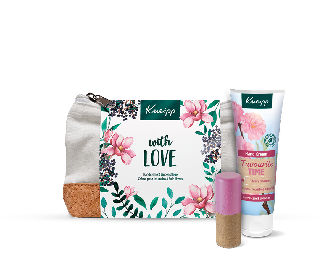 Neceser with love de Kneipp: un estuche de algodón con base de corcho con un bálsamo labial de manteca de karité y semillas de flores de saúco y la crema de manos con aceite vegetal de almendra.