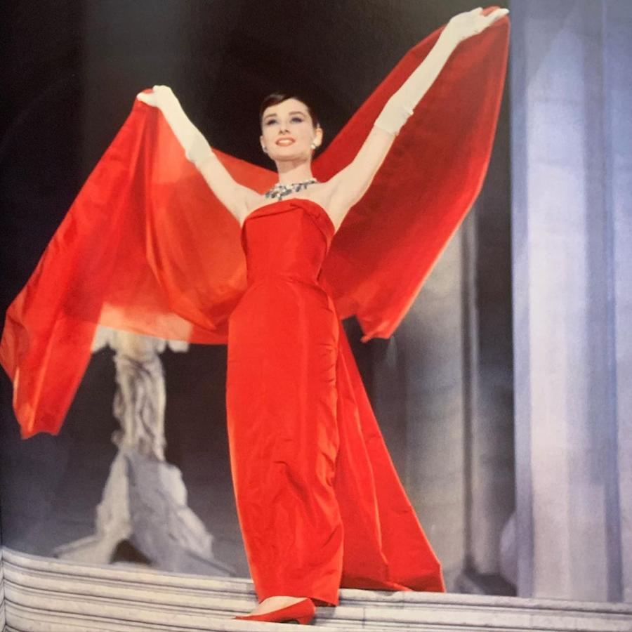 El palabra de honor rojo de ‘Una cara con ángel. ¿Quién no bajaría así las escaleras? Suele colarse en las listas de los vestidos más icónicos de todos los tiempos (con permiso del vestido negro que la vimos lucir en ‘Desayuno con diamantes’).