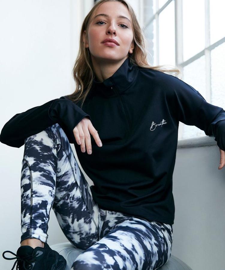 Primark también se apunta al estampado tie dye con estos leggings que puedes usar para hacer deporte o para salir a tomar algo.