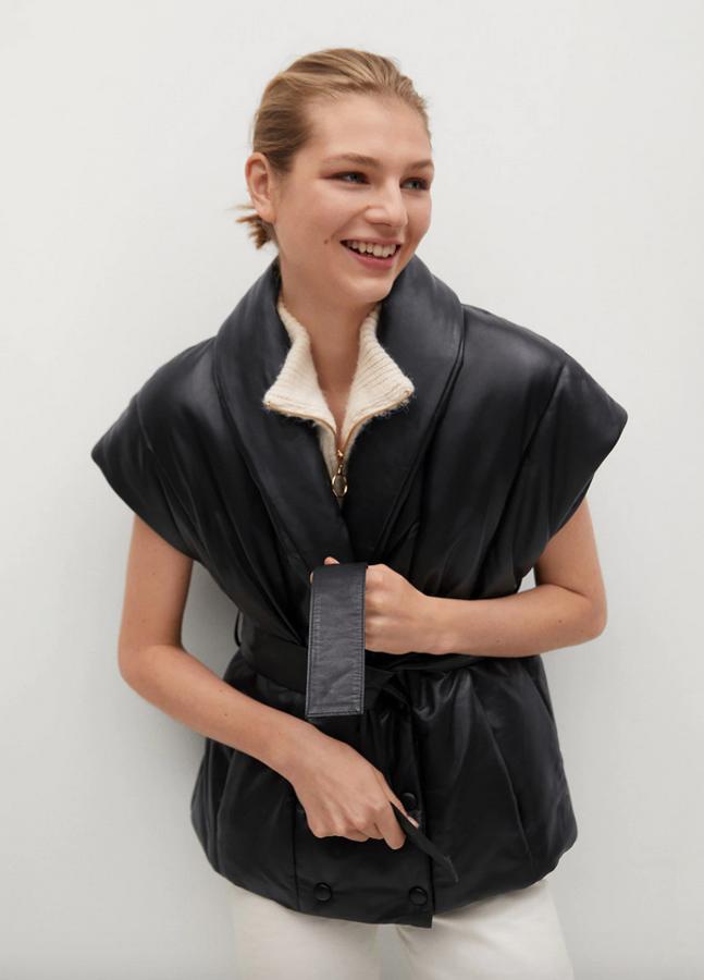 Confeccionado al 100% en piel de ovino, este chaleco de diseño recto cruzado y acolchado con cuello de pico y mangas cortas viene con cinturón desmontable a tono y cierre de botones negros de clip. Cuesta 199,99 euros y podemos encontrarlo en las tallas S, M y L.