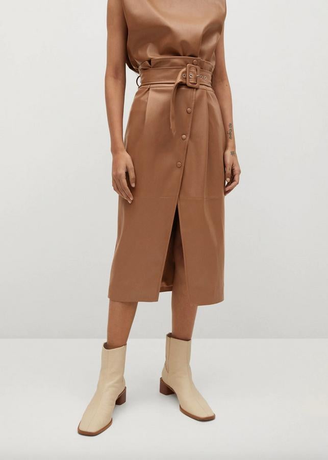 De diseño recto midi y en efecto piel, esta falda marrón con cinturón ajustable y cierre de botones a presión a tono con abertura desde la rodilla tiene un precio de 49,99 euros y podemos encontrarla entre las tallas XS y L.