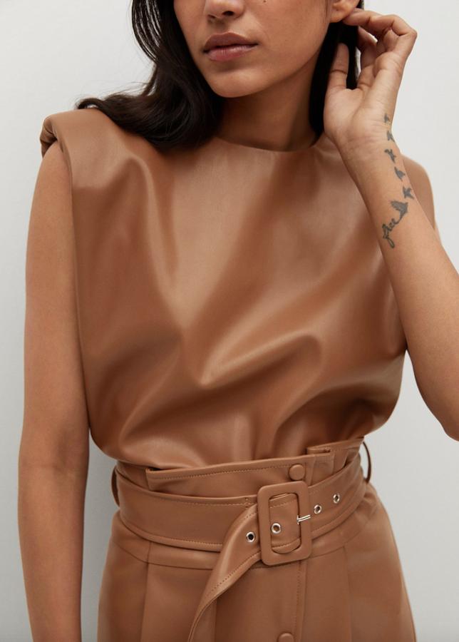 A juego con la falda, este top de diseño recto cropped en efecto piel, con cuello redondo y hombreras, cuesta 39,99 euros y está disponible en las tallas XS-S y M-L.