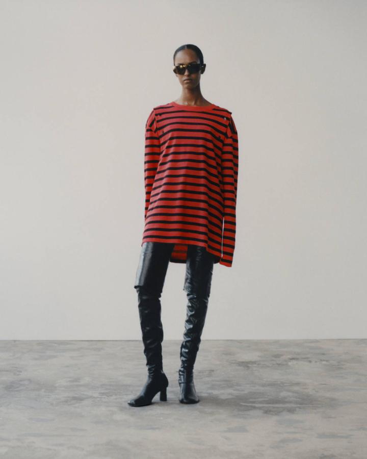 Jersey con mangas desmontables, bermudas de piel y botas, todo de la colección Studio SS21 de H&M.