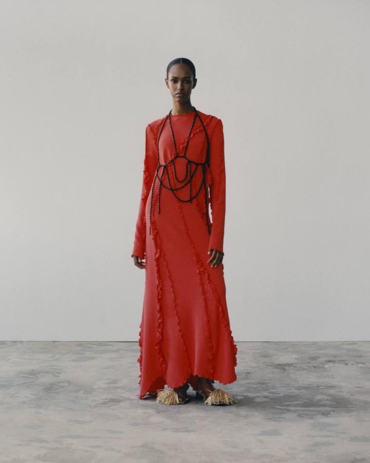 Vestido de manga larga con pespuntes a la vista, collar de cuerpo y sandalias, todo de la colección Studio SS21 de H&M.