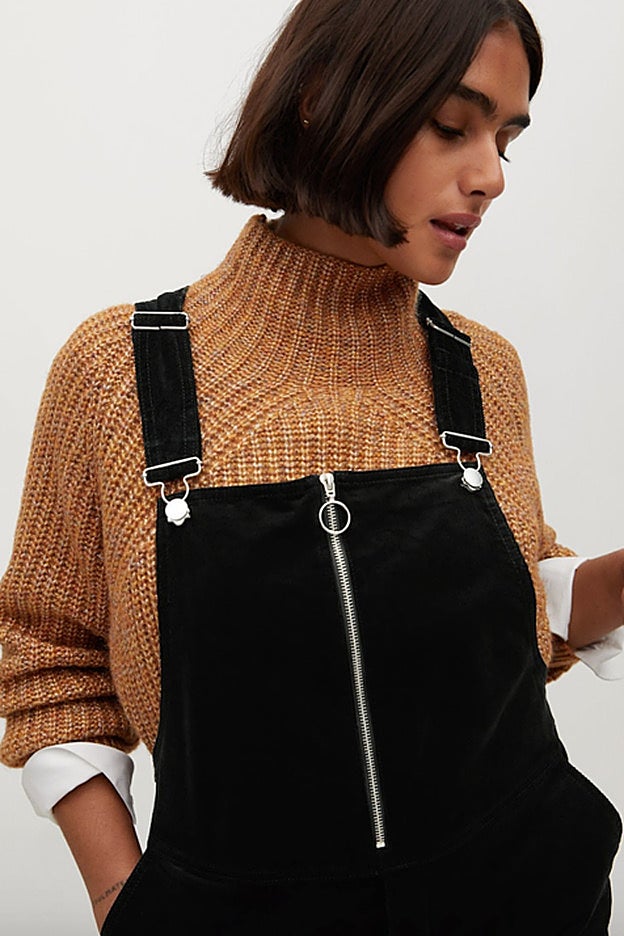 Detalle del peto de Violeta que aún está disponible en las rebajas en todas las tallas.