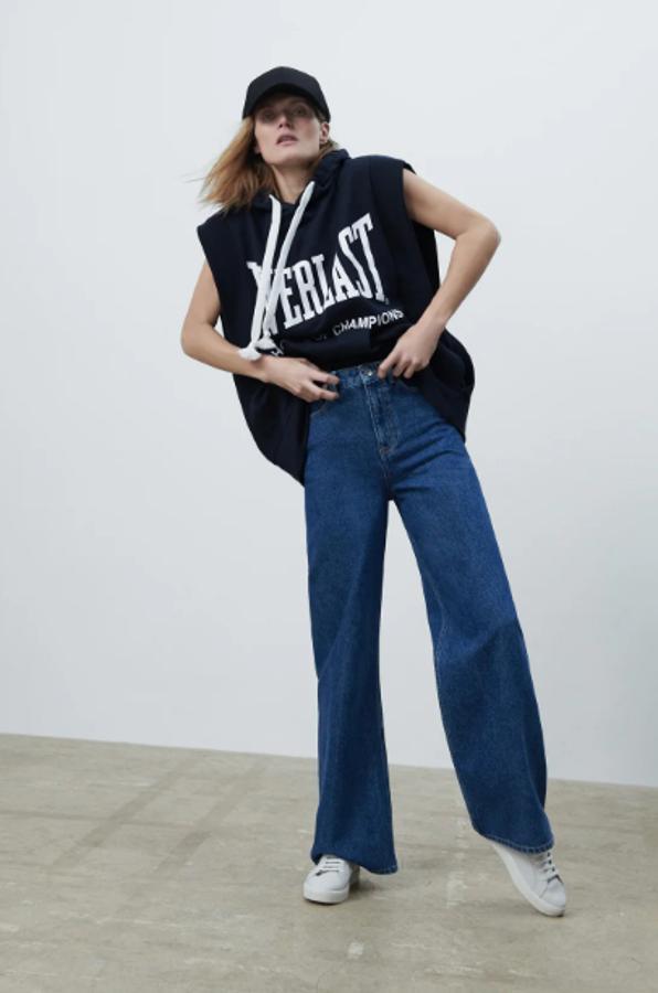 Vaqueros de tiro alto con pernera muy ancha, sobre todo en la parte inferior. Precio actual: 29,95 euros.