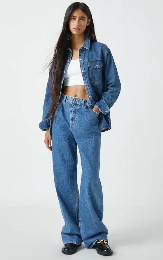 Vaqueros high waist de color azul con pinzas delanteras, y cintura con trabillas. Precio actual: 29,99 euros.