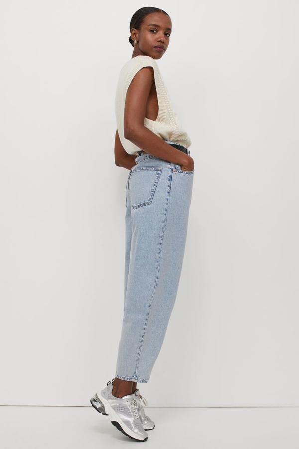 Vaqueros anchos, tobilleros y de talle alto con las perneras estilo globo. Precio actual: 29,99 euros.