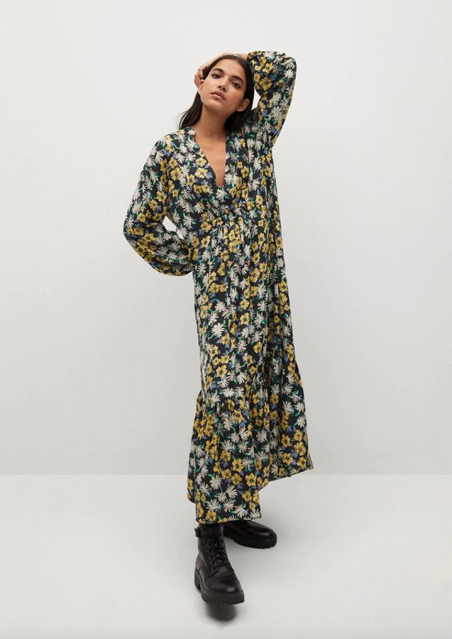 Confeccionado en mezcla de poliéster reciclado, este vestido midi acampanado con escote de pico y mangas largas abullonadas acabadas en puños elásticos viene con estampado de flores amarillas sobre fondo negro y tiene un precio de 39,99 euros y podemos encontrarlo entre las tallas XS y XL.