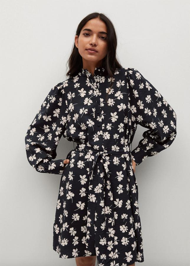 En color negro, con estampado de flores en color crudo, este vestido de diseño corto recto con cuello redondo y mangas largas abullonadas acabadas en puños abotonados viene con cinturón desmontable a tono y trabillas. Cuesta 29,99 euros y está disponible entre las tallas XS y XL.