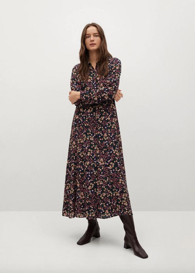 Con estampado de flores rosas sobre fondo negro, este vestido midi acampanado con cuello de solapa y cierre frontal de botones está confeccionado en tejido ligero y podemos encontrarlo entre las tallas XS y XL por 39,99 euros.