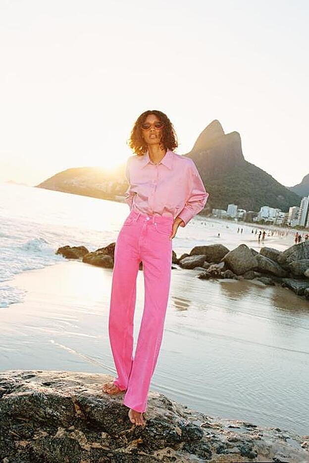 El vaquero rosa suave con efecto desteñido de la nueva colección de Zara.