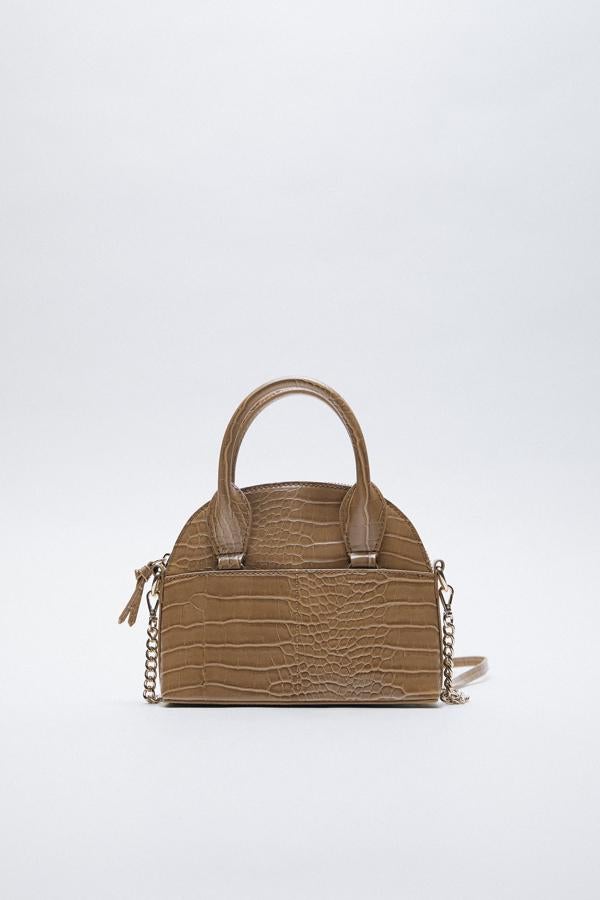 Bolso ovalado con piel grabada en color tabaco de la nueva colección de Zara (17,99 euros)