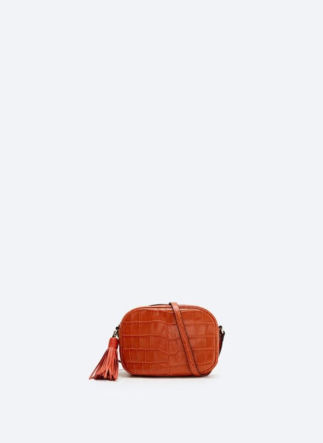 Bolso bandolera de color naranja con piel grabada de Uterqüe (89,99 euros)