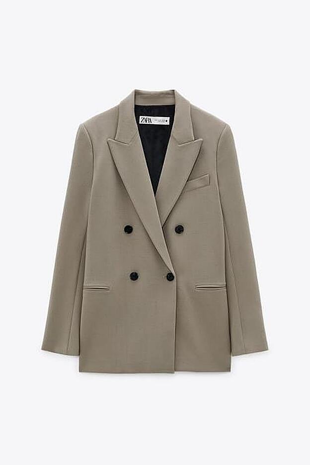 Americana oversize con cierre cruzada con doble botonadura de Zara.