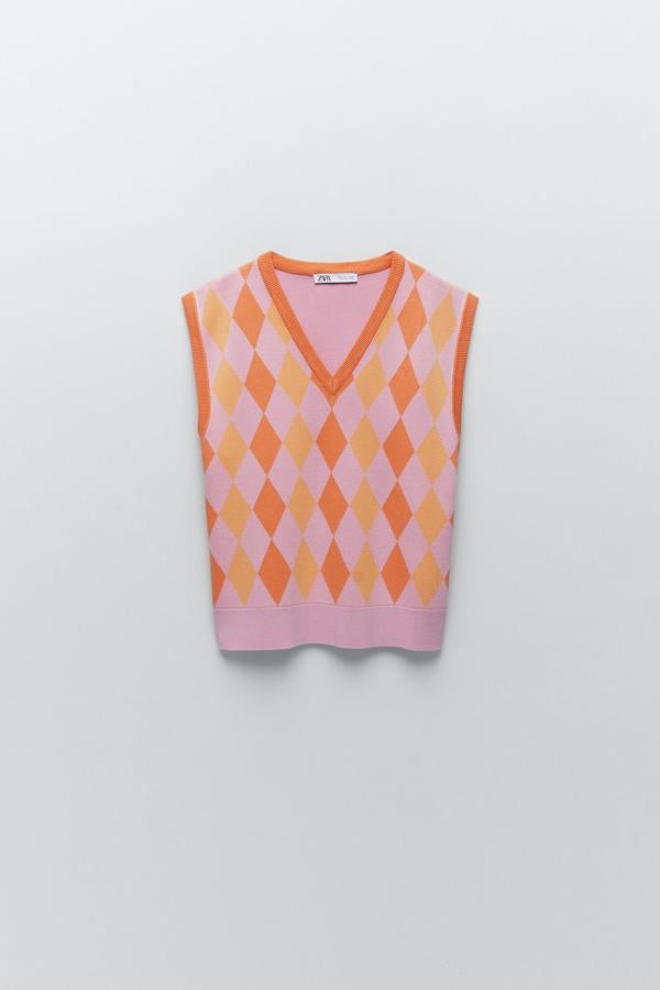 Chaleco con rombos en color rosa y naranja de la nueva colección de Zara (19,99 euros)