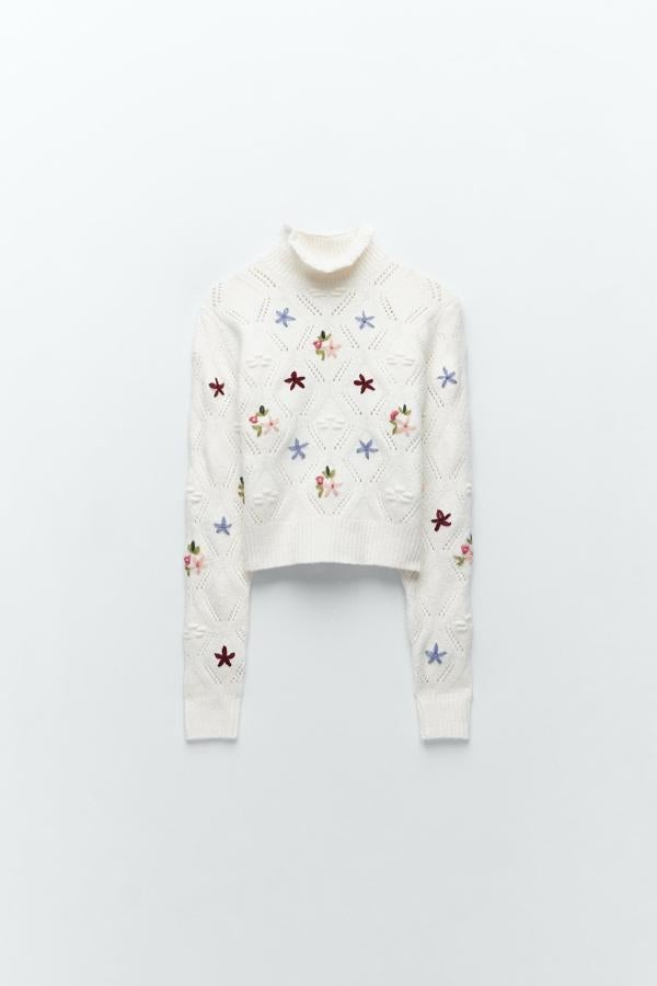 Jersey de cuello alto en color blanco con flores bordadas de colores de la nueba colección de Zara (29,99 euros)