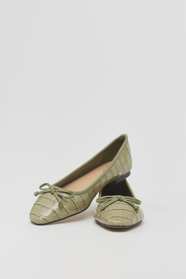 Con efecto cocodrilo de color verde, esta bailarina brillante con lazada en la parte superior tiene un precio de 14,99 euros.