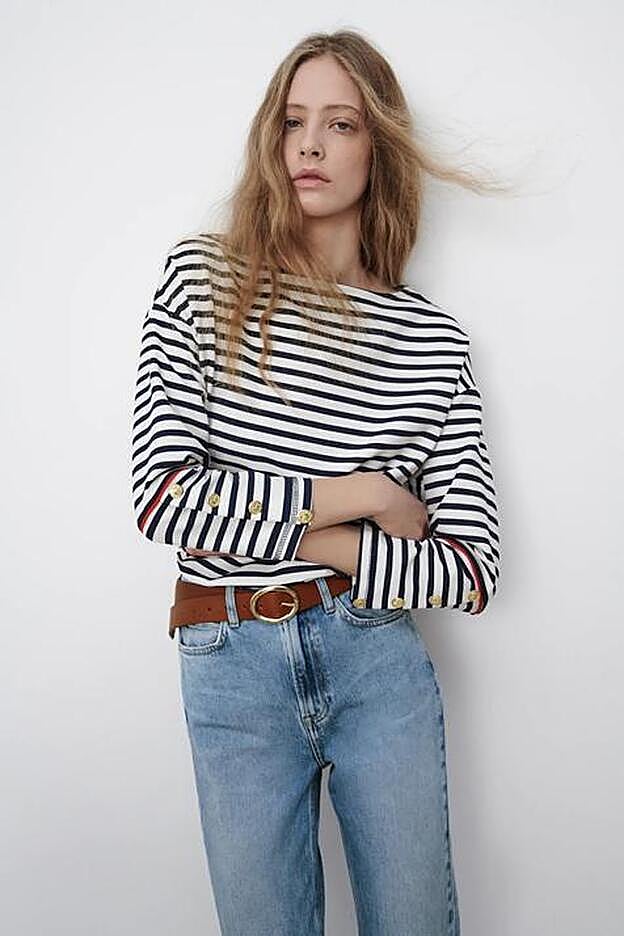 CUERPO RAYAS BOTONES DE ZARA (22,95 euros).