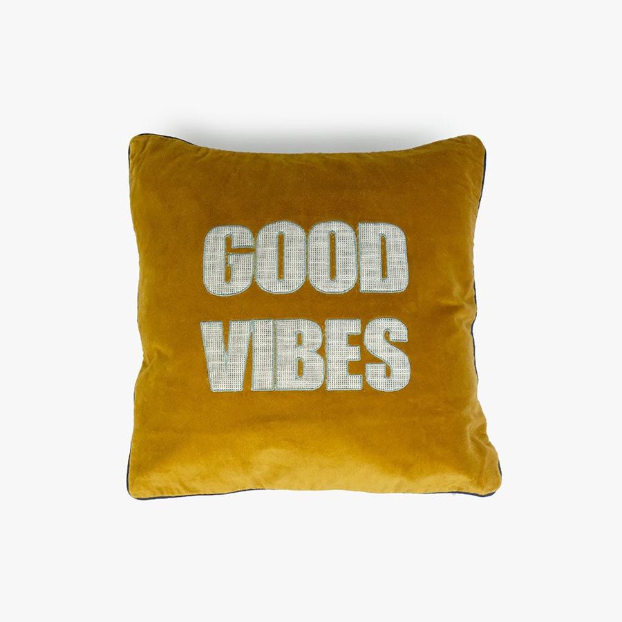 Una dosis de buen rollo en tu hogar con este cojín de A Loja do Gato Preto, rebajado a 9.99 euros.