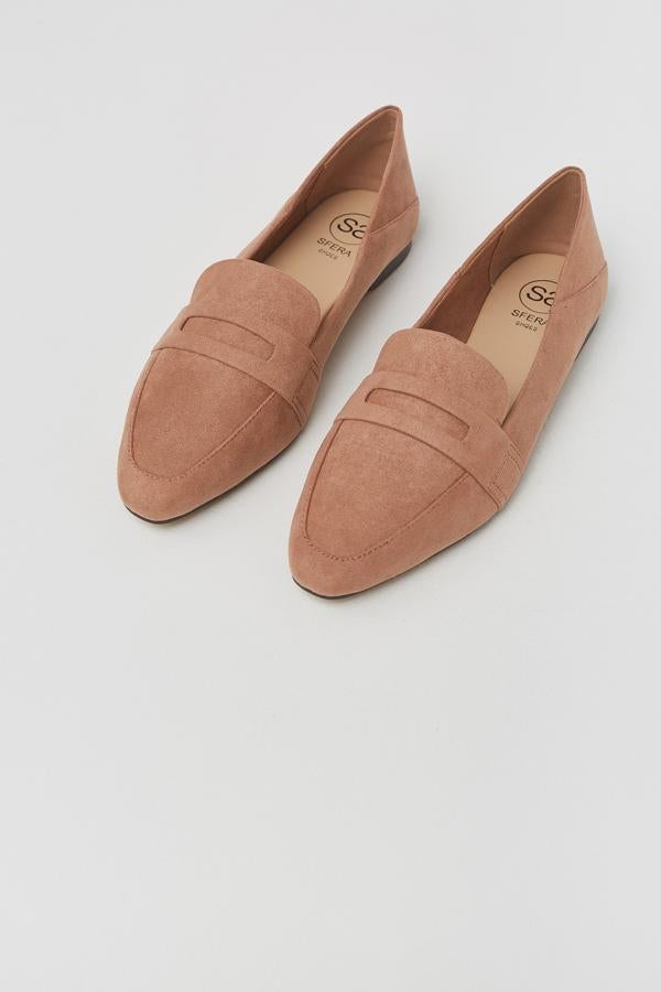 Disponible en rosa, verde o mostaza, este cómodo mocasín de efecto piel tiene un precio de 16,99 euros.