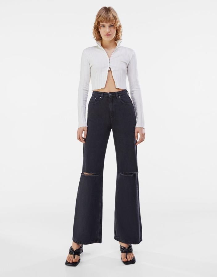 Vaquero ancho de tiro alto con rotos en las rodillas, de Bershka (22,99 €).