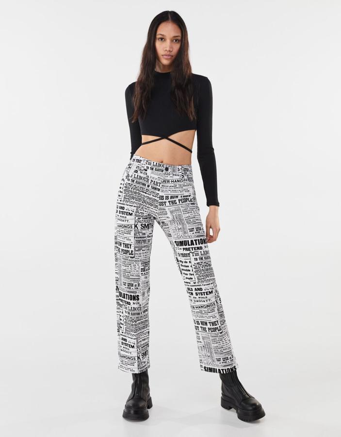 Pantalón recto de talle alto tipo culotte con estampado de papel de periódico, de Bershka (25,99 €).
