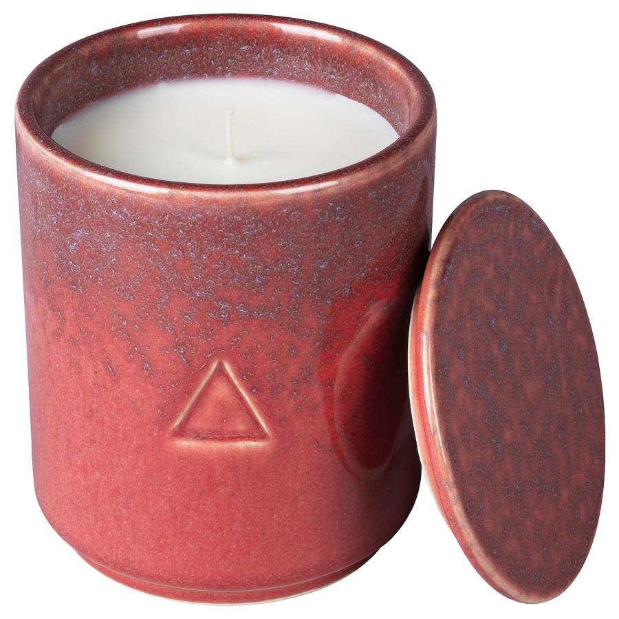 Con un portavelas con tapa, esta vela perfumada con olor a frambuesa y rosa tiene un precio de euros.