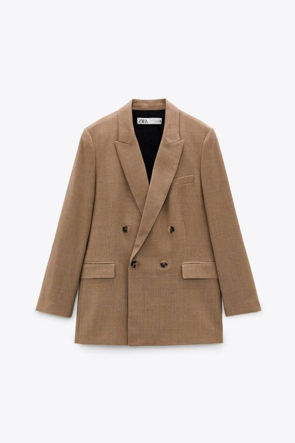Blazer cruzada de doble botonadura, de Zara (79,95 €).