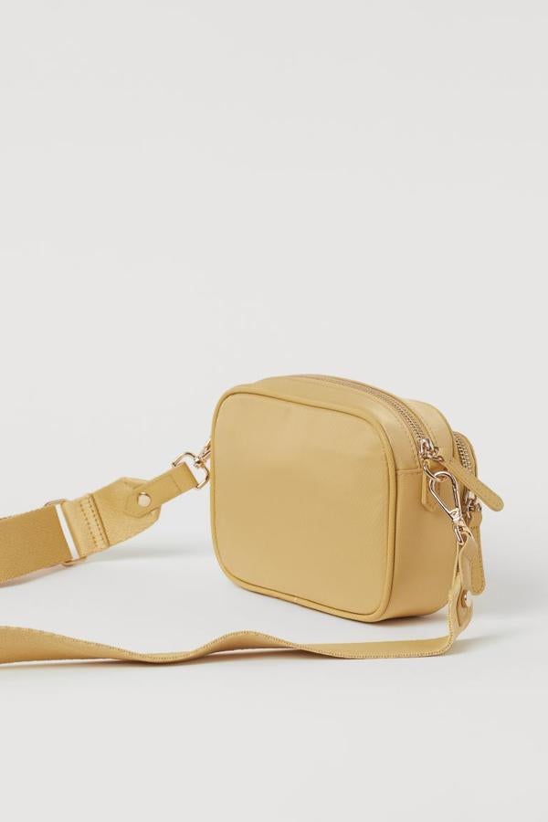 Bolso bandolera amarillo, de H&M (17,99 euros).