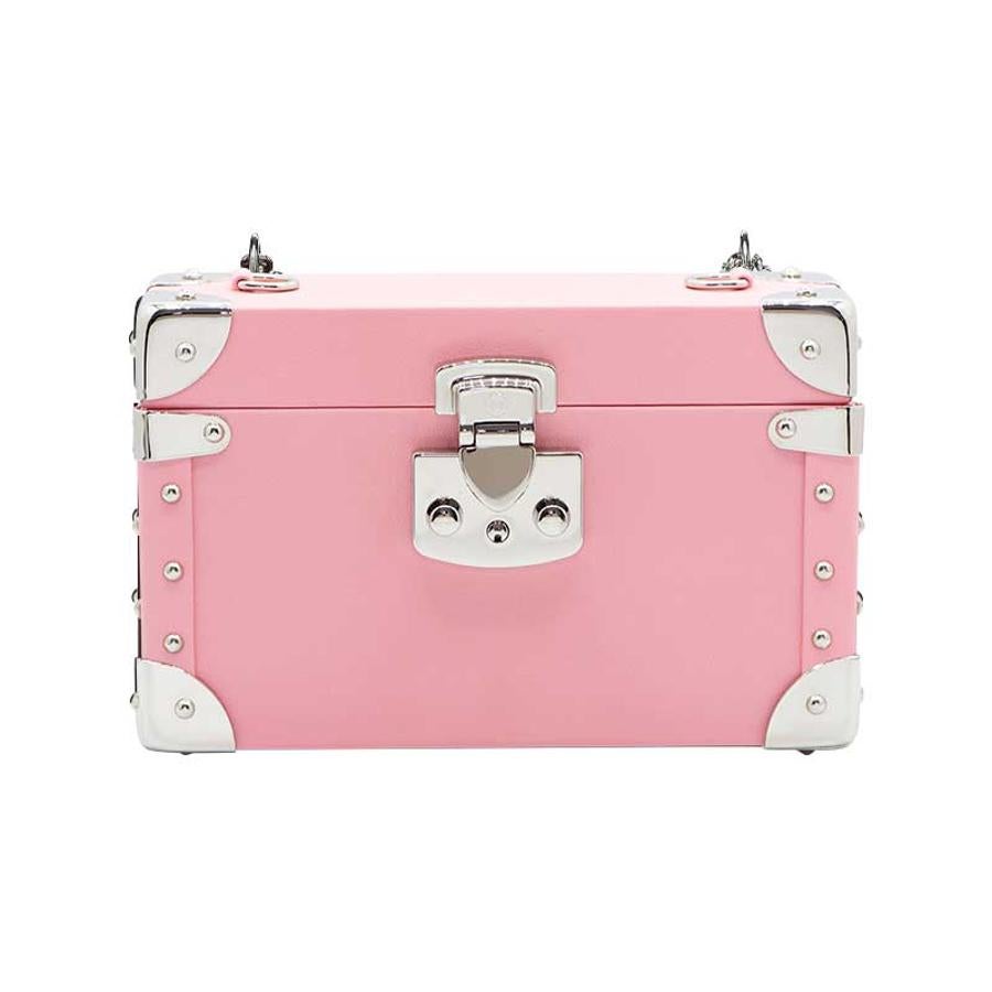 Bolso rosa tipo cofre, de Luis Negri (475 euros).