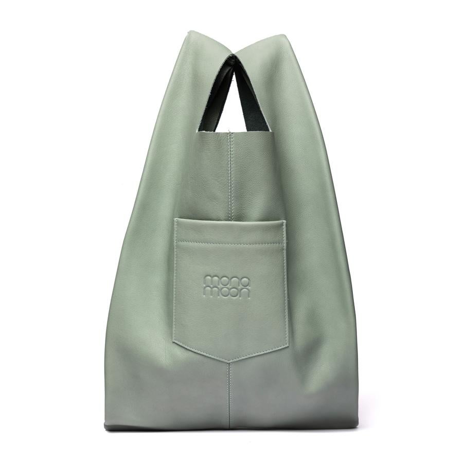 Bolso tipo saco en color verde, de Mona Moon (125 euros).