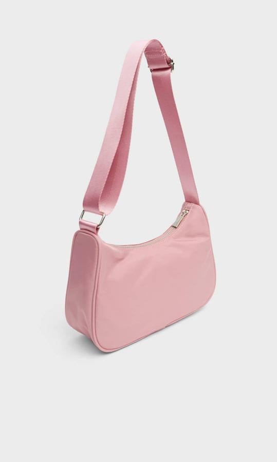 Bolso de hombro rosa con asa ancha, de Stradivarius (12,99 euros).
