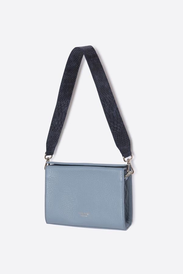 Bolso rígido azul con asa a contraste, de Sur Sac (365 euros).