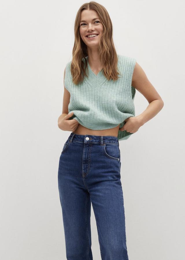 Disponible en crudo o en verde, este chaleco de punto con diseño recto y cuello de pico tiene un precio de 25,99 euros.