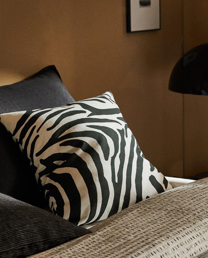 Con estampado de cebra en blanco y negro, esta funda de cojín de 45x45 centímetros ha llegado a las rebajas con un precio de 5,99 euros.