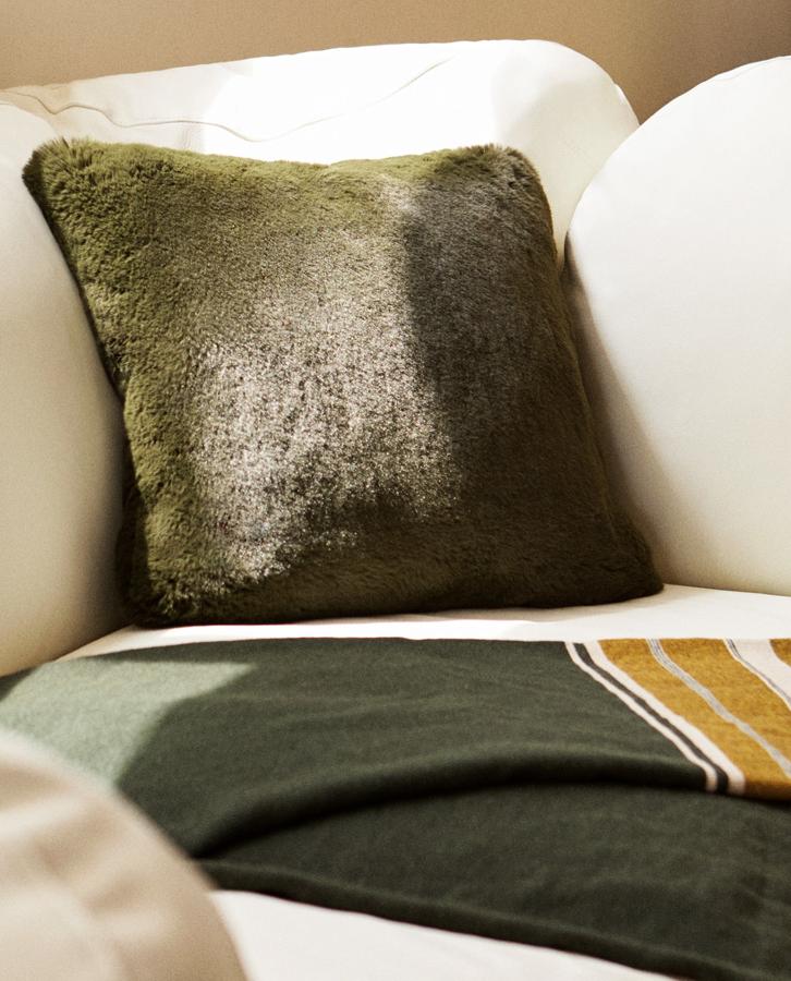 Disponible en verde o en burdeos, esta funda de cojín en tejido de efecto pelo tiene unas medidas de 45x45 centímetros y un precio rebajado de 15,99 euros.
