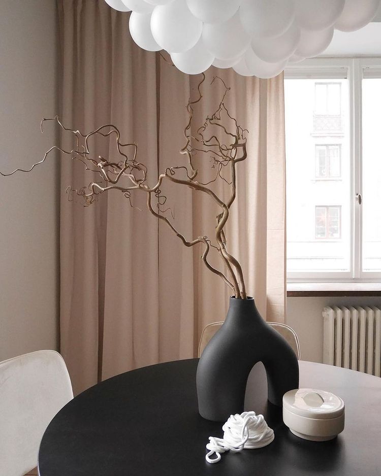 Los diseños arquitectónicos se cuelan en la selección de adornos de H&M Home con piezas tan especiales como este original jarrón, que cuesta 22.99 euros.