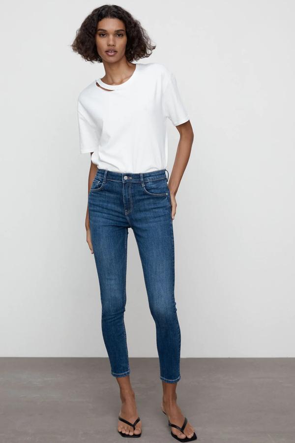 Confeccionado en algodón orgánico y disponible en varios colores, estos jeans de tiro medio con tejido elástico moldean al máximo la figura. Tienen un precio de 19,95 euros.